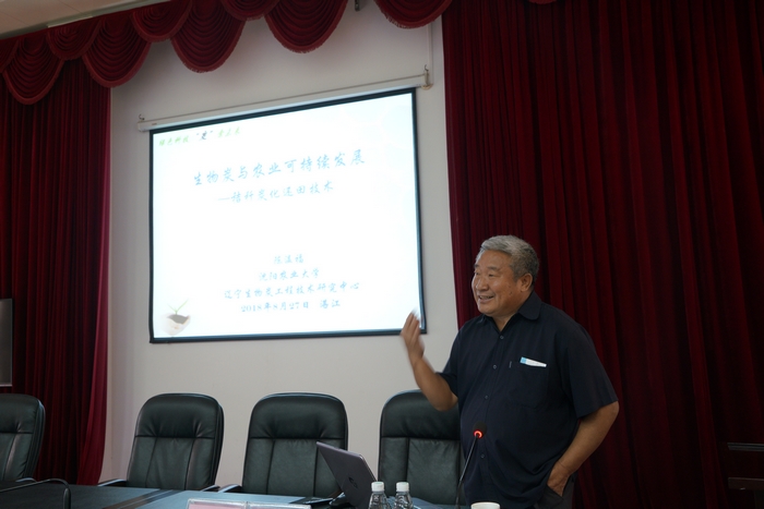 _DSC1317-2018.8.27－7陈温福院士作秸杆炭化还田技术专题交流.jpg